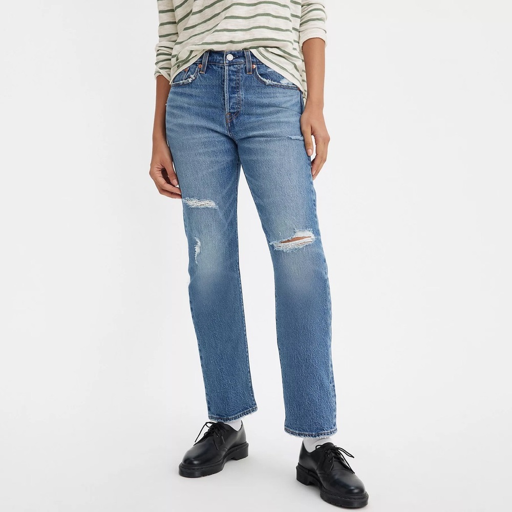 Levi's • Straight Fit Women’s Jeans • Distressed Wedgie Style • Size 24